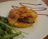 Tatin de foie gras poêlé et ses pommes déglacées au vinaigre de framboise