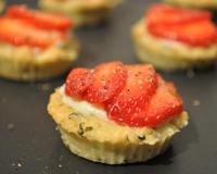 Ces petites bouchées sont parfaites à l'apéritif : rapides à faire, et fraîches au moment de la dégustation. Le mascarpone est là pour adoucir le roquefort, la fraise…