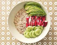 Recette healthy inspirée de la tendance Poké Bowl ! (riz, thon, avocat, concombre, radis, sésame)