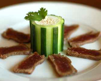 Tataki de bœuf et son sésame de concombre au raifort