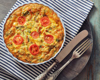 “Pas de pâte, pas de crème” : cette quiche sans gluten à la tomate et au basilic coche toutes les cases pour cet été