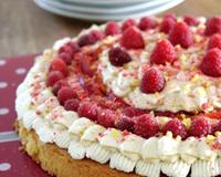 Cette tarte se compose d'une base de sablé breton (Recette de C.Felder), un écrasé de framboises, une crème pâtissière à la confiture de lait (maison) et une chantilly…
