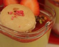 Une mousse fraise, une mousse pistache, un coulis de fraise... Des verrines toutes en fraîcheur, légèreté et gourmandise !