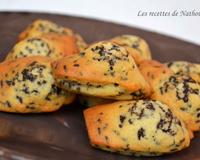 Voici une autre version de mes madeleines : au chocolat !
Il suffit juste d'ajouter des vermicelles de chocolat dans la pâte et vous obtenez des madeleines fondantes…