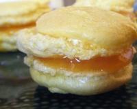 Ce qui me gêne personnellement dans les macarons, ce sont les artifices nécessaires pour faire des petits gâteaux aussi beaux que bons tout en étant originaux. Avec le…