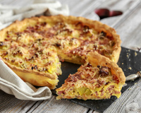 Rapide et économique, cette quiche aux poireaux, jambon et gruyère est la recette qu’il vous faut pour un repas express en famille !