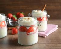 Pour le printemps, miser sur ce riz au lait et sa compotée de fraises, c’est un pur bonheur !