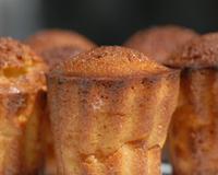 Des cannelés à base de carrés frais trés moelleux.