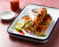 Rapide et gourmande : cette recette de brochettes de poulet au four sauce cacahuète est parfaite pour les soirs pressés