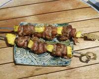 Aiguillettes de canards marinées et anans frais en brochette.