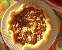 Une délicieuse tarte au caramel fondant et aux noix.