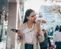 Est-ce une bonne idée de manger debout ?