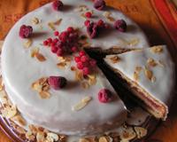 Un gâteau tout blanc garni de confiture de fruits rouges. Moi j'ai pris des fruits congelés pour la décoration, mais selon la saison on peut mettre des fruits frais.