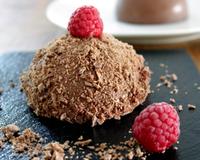 Voici un dessert qui plaira à coup sûr aux amoureux du chocolat, du praliné et des desserts qui croustilles !
Imaginez une coque en chocolat au lait, garnie d'une mousse…