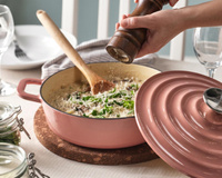 Ikea lance sa propre cocotte de style Le Creuset : un modèle rose canon à moins de 50 euros