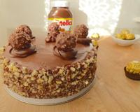 Il se compose d"un moelleux au cacao/noisette, d"un glaçage mascarpone/Nutella et de noisettes concassées.
