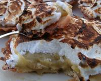 La saveur acide de la rhubarbe, adoucie par la meringue délicate.