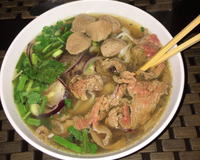 Une soupe de nouilles au boeuf, une entrée vietnamienne.