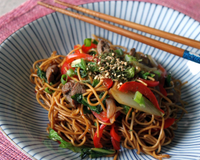 Un plat très populaire au Japon, qui se décline au gré des envies ou de ce qu'il reste au frigo.