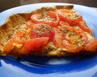 Une tarte salée ou la moutarde s'accorde à merveille avec les tomates et les herbes de Provence.