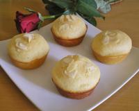 Des muffins moelleux avec un bon goût de frangipane.