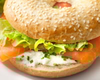 Bagel de saumon fumé et œufs brouillés