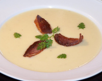 Velouté de cerfeuils tubéreux et chips de magret de canard