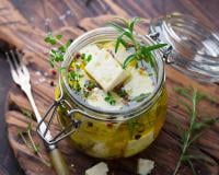 Cette recette de feta marinée ultra simple et rapide va booster vos salades cet été !