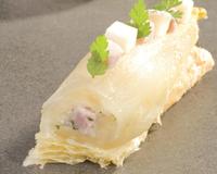 Endive farcie au Chavignol sur une fine pâte feuilletée.
