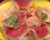 Une petite salade de radis au gomasio, finement relevée à découvrir .. Le gomasio est un condiment réalisé à partir de sésame. Une fois accommodée en salade, il offre…