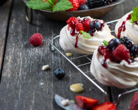 François-Régis Gaudry dévoile les secrets de la Pavlova, ce dessert léger à décliner au fil des saisons