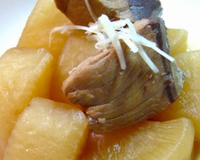 Plat traditionnel japonais de radis géant et sériole (qui peut être remplacée par une autre sorte de poisson) mijotés dans un bouillon sucré-salé japonais et relevé par…