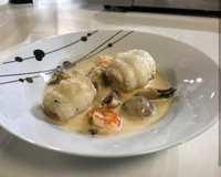 Médaillons de sole, sauce à la crème, crevettes et champignons