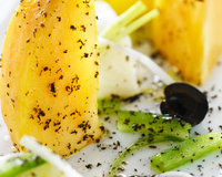 Une salade à base de kaki et de morue.