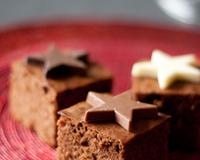 Ce gâteau au chocolat cache bien son jeu. Respirez, croquez, il vous révélera son petit côté pain d'épices et ses parfums de fête !