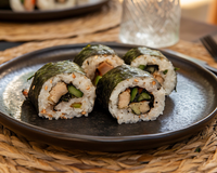 Maki aux asperges, avocat, surimi & shiitake