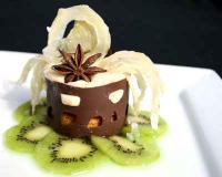Sablés et ganache à l'anis étoilé, grillage de chocolat noir sur carpaccio de kiwi à la banane, transparence de fenouil