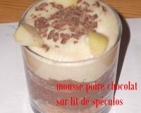 Mousse de poire et une mousse de chocolat sur un lit de spéculos.