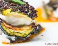 La courgette et la menthe se marient parfaitement, et elles sont associées ici avec des tomates confites et de la mozzarella dans un mille-feuilles gourmand !