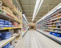 On sait enfin à quoi sert la barre au bas des rayons de supermarché