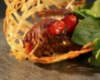 Nid de pommes de terre et roulade de bœuf à la sauge