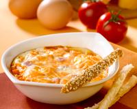 Pour un brunch entre amis : une recette classique d'œuf cocotte revisitée par Amora, onctueuse et savoureuse.