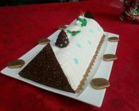 Bûche entremet chocolat blanc noix de coco fourré framboise sur lit de feuilleté praliné.