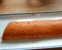 Gâteau roulé au paprika fourré de fromage, d'ail et de fines herbes.