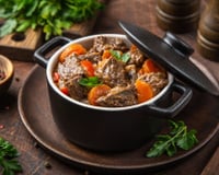 Bœuf bourguignon traditionnel au vin de Bourgogne