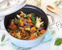 Une ratatouille à base de légumes d'automne, on craque. Grâce à la cuisson en cocotte au four, cette ratatouille est très savoureuse…