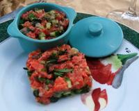 En entrée ou plat principal, accompagné d'une bonne salade verte, le tartare de saumon est une star estivale tout en fraîcheur.