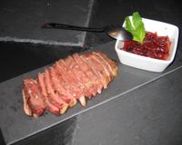 Magret de canard à la fleur de sel accompagné d'une compotée de gariguettes-échalotes aromatisée au basilic.