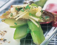 Crostinis d'asperges au chèvre et betterave sur baguette de campagne grillée