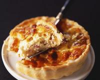 Une quiche qui est considéré comme un plat principale et qui est délicieuse.